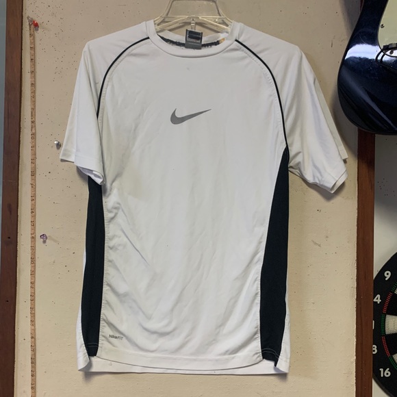 COLORBLOCKED NIKE DRI-FIT RASHGUARD. YOUTH - Picture 1 of 3